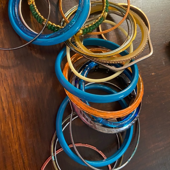 22 Mixed lot of ladies bangles various materials - Picture 3 of 11